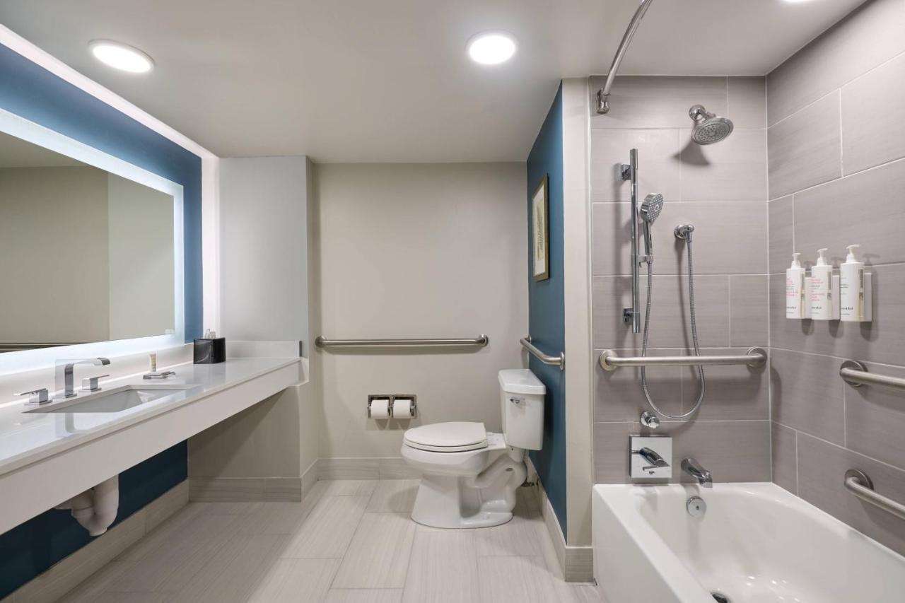 Guest Room, Two Queen, Waterfront, Sanibel Tower, Balcony