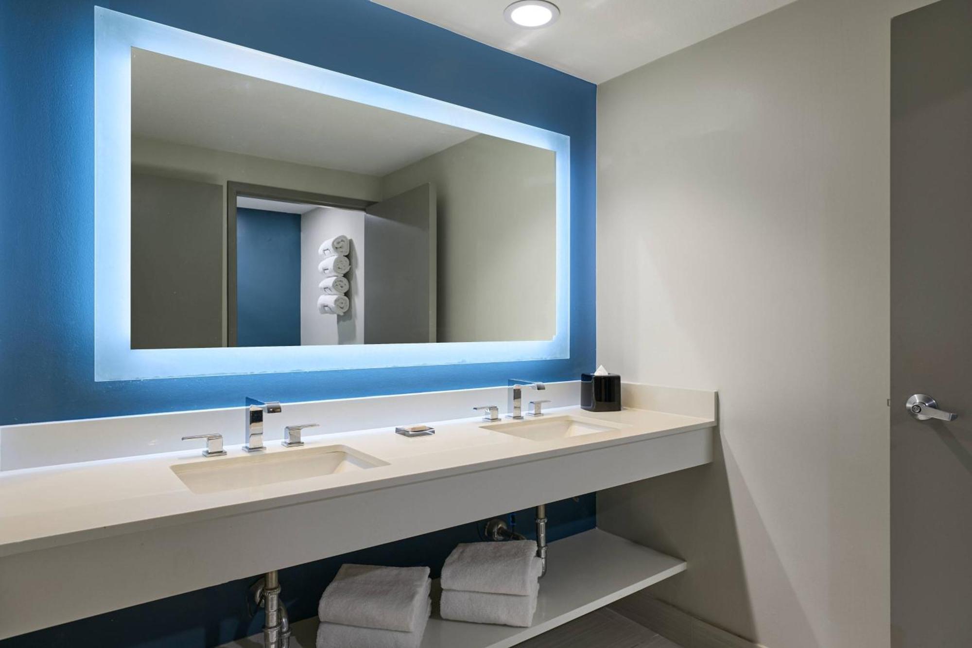 Guest Room, One King, Water View, Captiva Tower, Balcony